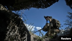 Un militar de la 3ª Brigada de Asalto Separada de Ucrania lleva a cabo una misión de reconocimiento en medio del ataque de Rusia, cerca de Bájmut, Ucrania, el 7 de septiembre de 2023.