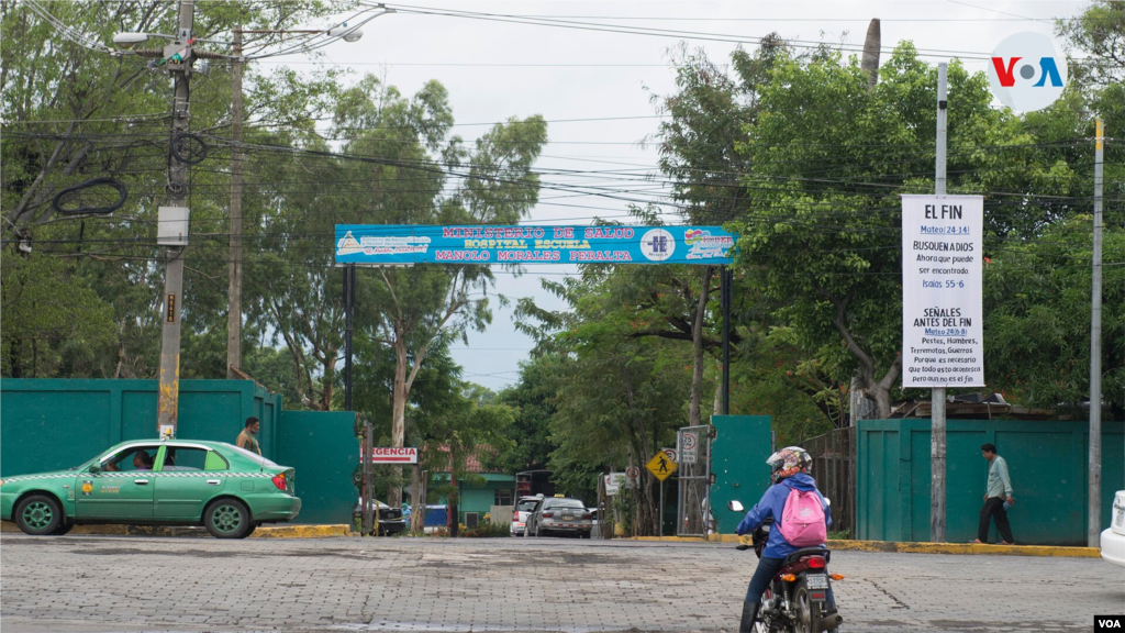  Entrada del hospital Manolo Morales, donde murieron médicos y personal de la salud en primera línea. [Foto: Houston Castillo Vado/VOA]