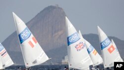 De gauche, Stefano Peschiera Pérou, Nick Thompson de la Grande-Bretagne et Youssef Akrout de la Tunisie disputent la course laser version homme aux Jeux olympiques de 2016 à Rio de Janeiro, au Brésil, 9 août 2016. 