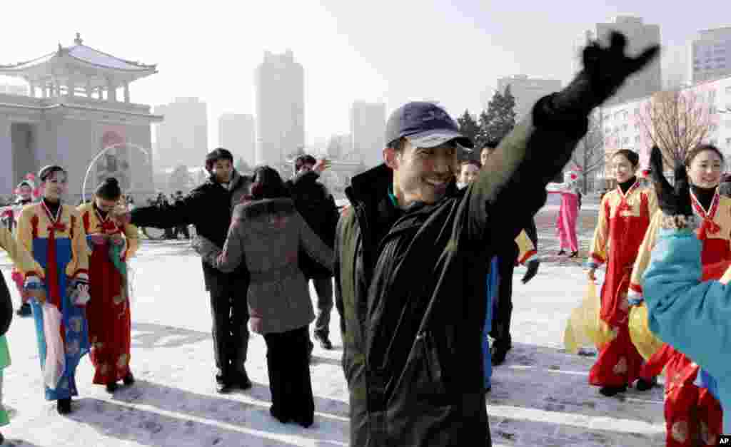 Đo&agrave;n vi&ecirc;n thanh ni&ecirc;n Bắc Triều Ti&ecirc;n ca m&uacute;a trước Nh&agrave; h&aacute;t lớn B&igrave;nh Nhưỡng để ăn mừng vụ ph&oacute;ng. (AP Photo/Jon Chol Jin) 