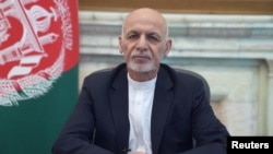 Presiden Afghanistan Ashraf Ghani berpidato dalam sebuah pesan di Kabul, Afghanistan, 14 Agustus 2021. (Foto: Istana Kepresidenan Afghanistan via Reuters)