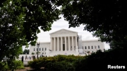 Трамп тврди дека е имун на гонење бидејќи служел како претседател кога ги презел дејствијата што довеле до обвиненијата