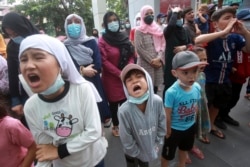 Pengungsi Afghanistan berunjuk rasa di luar gedung kantor perwakilan UNHCR setempat di Medan, Sumatera Utara, Selasa, 30 November 2021.