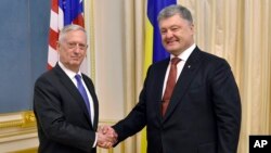 Ukrainian President Petro Poroshenko, right, and U.S. Defense Secretary Jim Mattis shake hands during a meeting in Kyiv, Ukraine, Aug. 24, 2017.