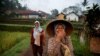 Para perempuan terlihat sedang tertawa saat mereka berjalan ke sawah di Desa Cikawao, Majalaya, Provinsi Jawa Barat, 12 Oktober 2017. (Foto: REUTERS/Beawiharta)