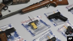 Sejumlah senjata ilegal ditampilkan dalam sebuah acara penjualan di New York, pada 22 Mei 2021. (Foto: AP/Bebeto Matthews)