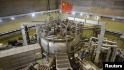 រូបឯកសារ៖ ​អេរ៉ាក់ទ័រ​នុយក្លេអ៊ែរ​ពិសោធន៍ Tokamak (EAST) មាន​ទង់ជាតិ​ចិន​ដោត​ពី​លើ នៅ​ក្នុង​ទីក្រុង Hefei ខេត្ត Anhui នៃ​ប្រទេសចិន កាលពី​ថ្ងៃទី១៤ ខែវិច្ឆិកា ឆ្នាំ២០១៨។