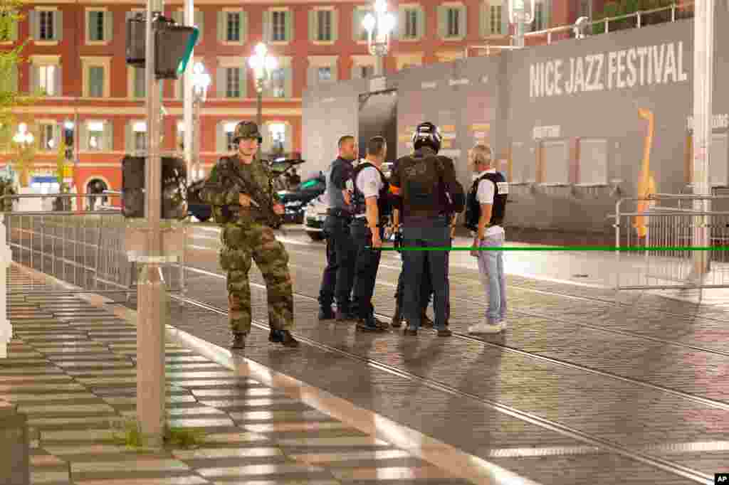 Polisi dan tentara Perancis menerapkan &#39;lockdown&#39; di kota Nice pasca serangan maut Kamis malam (14/7). (AP/Ciaran Fahey)