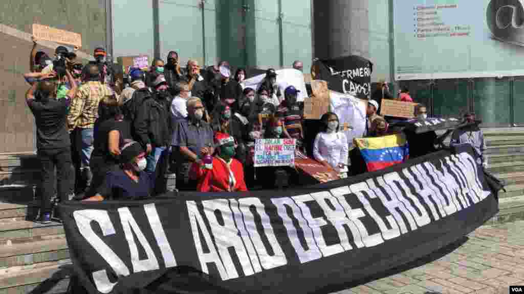 "Eso no alcanza ni para comprar un litro de leche, muchísimo menos un kilo de pollo. ¿Cómo se puede mantener una familia venezolana con ese sueldo? No es viable”, afirmó a la VOA Hilda Ruiz González, médico que se encontraba en la protesta.