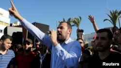 Nasser Zefzafi, leader de la contestation populaire dans la région du Rif, dans le nord du Maroc, harangue la foule à Al-Hoceima, Maroc, 18 mai 2017.