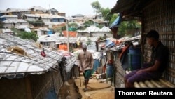 Ciudadanos birmanos de la comunidad rohinyá en el Bazar de Cox, en Bangladés.