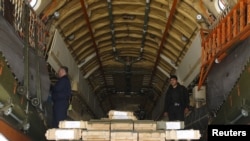 صندوق های از سلاح و مهمات در داخل یک طیاره روسی در میدان هوایی کابل. تاریخ ۲۴ فبروری سال ۲۰۱۶