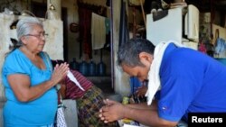 Familiares de una de las víctimas encontradas baleadas y quemadas en una parte remota del norte de México oran a la espera de noticias. Enero 29 de 2021.