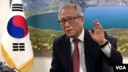 Former South Korean Unification Minister Jeong Se-hyun speaks with VOA from his office at the National Unification Advisory Council in Seoul, Nov. 28, 2019.