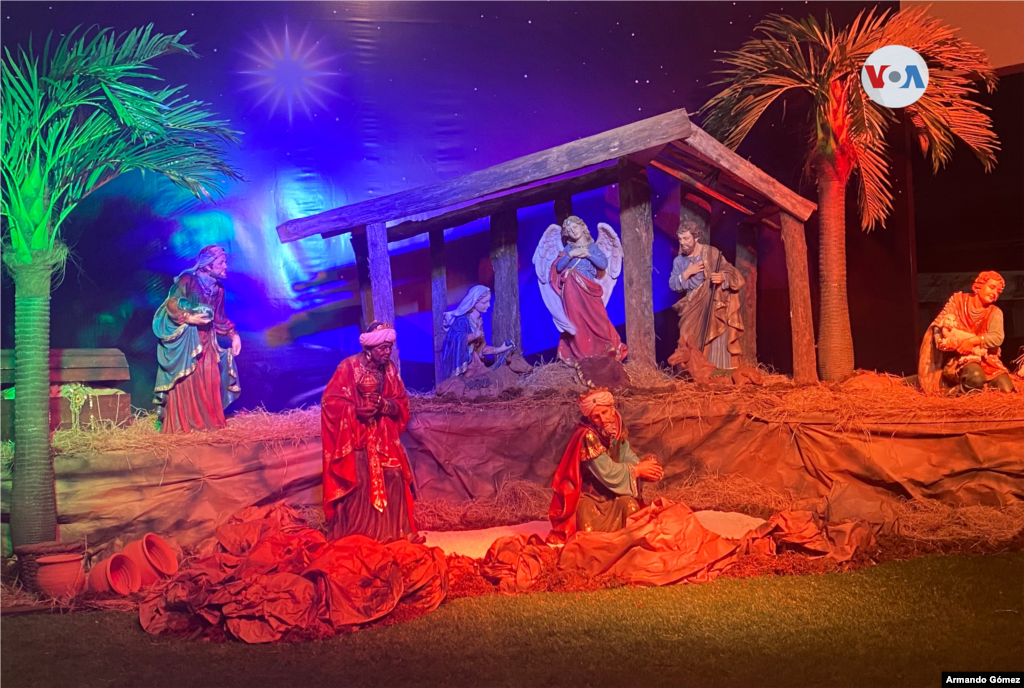 Siguiendo la tradición católica, en el parque de Guadalupe, en el cantón Goicoechea, en San José, Costa Rica, se observa un Belén plenamente iluminado. Foto Armando Gómez/VOA.