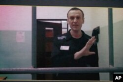 FILE - Pemimpin oposisi Rusia Alexey Navalny, muncul dalam tautan video yang disediakan oleh Lembaga Pemasyarakatan Federal Rusia dari koloni di Melekhovo, wilayah Vladimir, pada sidang di Mahkamah Agung Rusia di Moskow, 23 Agustus 2023. (AP/Alexander Zemlianichenko, File)