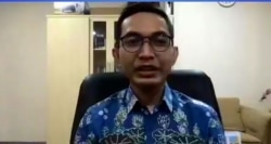 Dedy Permadi, Staf Khusus Menteri Kominfo, menjelaskan langkah pemerintah di bidang penyediaan akses internet dalam menunjang pembelajaran jarak jauh. (Foto: VOA/Petrus Riski)