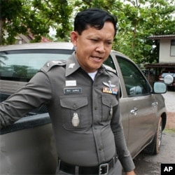 Red shirt police officer Sakda Muthasin outside the Ban Pheu police stattion, 17 May 2010