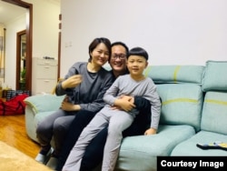 2020年4月27日，中国人权律师王全璋从山东济南返回北京家中与妻子李文足和7岁儿子泉泉团圆。这是他近五年中首次与妻儿亲近相依。（图片由王峭岭拍摄提供）