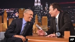 Presiden Barack Obama (kiri) bersama Jimmy Fallon, pembawa acara "The Tonight Show" di Studio NBC, New York, (8/6).