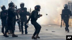 ইসলামাবাদে পুলিশ বিক্ষোভকারিদের ছত্রভঙ্গ করার জন্য কাঁদানে গ্যাস ব্যবহার করে। ২৬ নভেম্বর ২০২৪। 