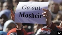 Egyptian protester wearing Niqab demands resignation of military council chief, Cairo, Dec. 23, 2011 (file photo).