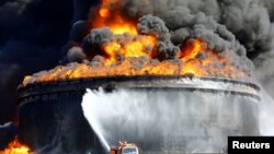 Incendie d'un réservoir de brut à Ras Lanouf en Libye le 29 décembre 2014.