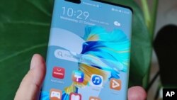 华为公司在英国伦敦推出的Mate 40智能手机。(2020年10月22日)