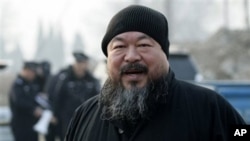 Ai Weiwei arrives at the Wenyuhe court to support fellow artist Wu Yuren during his trial in Beijing (File Photo - November 17, 2010)