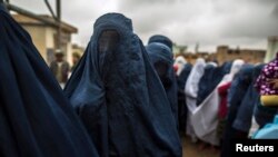 Afg'on ayollari prezidentlik saylovida ovoz berish uchun navbatda turibdi. Mozori-Sharif. 5-aprel 2014. 