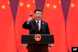 Chinese President Xi Jinping raises his glass and proposes a toast during the welcome banquet, after the welcome ceremony of visiting leaders attending the Belt and Road Forum at the Great Hall of the People in Beijing, April 26, 2019.