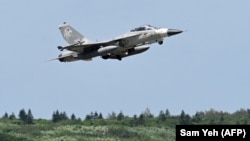 Pesawat jet tempur F-CK-1 milik Taiwan lepas landas dari Pangkalan Angkatan Udara Penghu di Pulau Magong, di Kepulauan Penghu, 22 September 2020. (Foto: Sam Yeh/AFP)