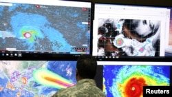 Seorang anggota Komite Operasi Darurat (COE) memantau lintasan Badai Irma di Santo Domingo, Republik Dominika, 5 September 2017.