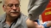 Steve Sierzega memperoleh vaksin MMR di Rockland County Health Department di Pomona, NY, Rabu, 27 Maret 2019 (foto: AP Photo/Seth Wenig)