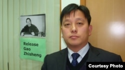 Luật sư Lưu Vệ Quốc cho biết ông sẽ tiếp tục thúc ép cảnh sát để được gặp thân chủ của ông, ông Hứa Chí Vĩnh, cho tới khi họ phải cho ông gặp 