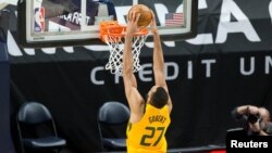 Rudy Gobert du Utah Jazz marque contre les Charlotte Hornets, USA, le 22 février 2021.
