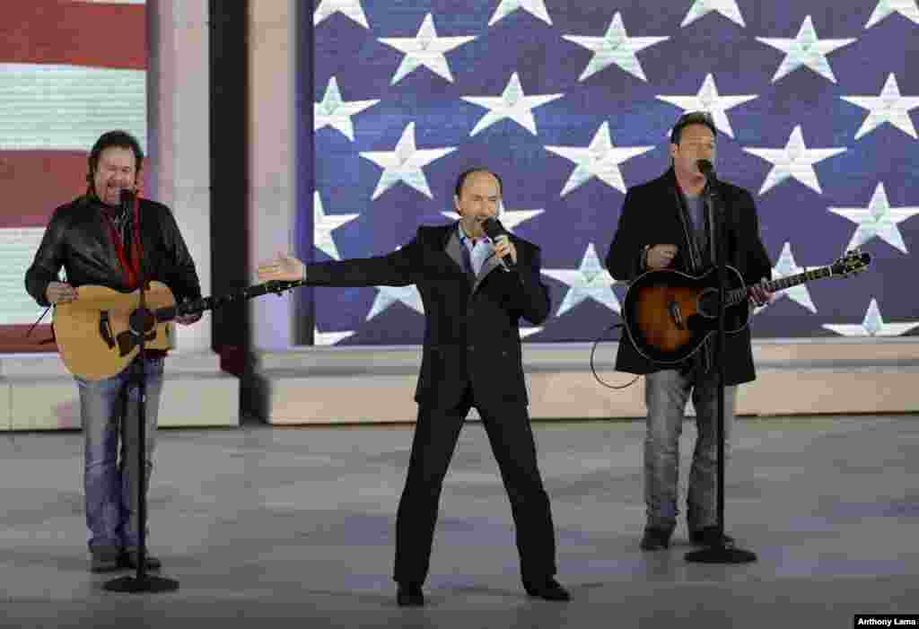 លោក Lee Greenwood ច្រៀង​នៅ​ក្នុង​កម្មវិធី​តន្ត្រី​មុន​ការ​ស្បច​ចូល​កាន់​តំណែង &ldquo;Make America Great Again! Welcome Celebration&rdquo; នៅ​បូជនីយដ្ឋាន Lincoln Memorial នៅ​រដ្ឋធានី​វ៉ាស៊ីនតោន កាលពី​ថ្ងៃទី១៩ ខែមករា ឆ្នាំ២០១៧។