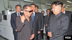 El fallecido líder norcoreano Kim Jong Il, en la imagen junto a su hijo, y sucesor, Kim Jong Un.