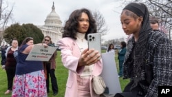 ཊིག་ཊོག་བཀག་སྡོམ་བྱེད་རྒྱུའི་ཁྲིམས་འཆར་ལ་ངོ་རྒོལ་བྱེད་མཁན།