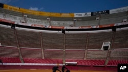 Novilleros practican en la Plaza de Toros de México en Ciudad de México, el martes 12 de diciembre de 2023. 