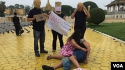 ប្រជាជន​ហ្វីលីពីន​៥នាក់​តវ៉ា​នៅ​ខាង​មុខ​ព្រះបរម​រាជ​វាំង ដោយ​បាន​ផ្ញើសារ​ប្រឆាំង​នឹង​យុទ្ធនាការ​បង្ក្រាប​គ្រឿង​ញៀន​របស់​ប្រធានាធិបតី​ប្រទេស​ហ្វីលីពីន លោក Rodrigo Duterte នៅព្រឹក​ថ្ងៃទី១២ ខែធ្នូ ឆ្នាំ២០១៦។ (កាន់ វិច្ឆិកា/VOA)