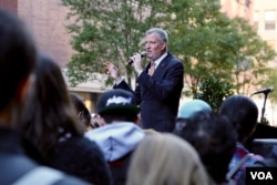 "All the TV advertising in the world won’t motivate people to go the way you can,” said NYC mayor Bill de Blasio, in a final “get out the vote” effort at Baruch college, Nov. 7, 2016. (R. Taylor/VOA)