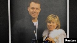 ম্যাসাচুসেটস-এর স্কেটিং ক্লাব অফ বস্টনে রুশ ফিগার স্কেটিং বিশ্বচ্যাম্পিয়ন দম্পতি ইভজেনিয়া শিশকোভা ও ভাদিম নাউমোভু'র ছবি রাখা হয়েছে। ফটোঃ ৩০ জানুয়ারি, ২০২৫।