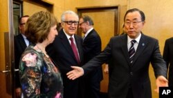 El secretario general de la ONU, Ban Ki-moon saluda a la enviada de la Liga Árabe, Lakhdar Brahimi, en Suiza.