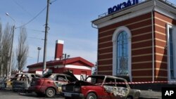 Deretan mobil yang hancur akibat serangan misil di stasiun kereta api di Kramatorsk, Ukraina, 8 April 2022. (AP/Andriy Andriyenko)
