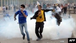 امیرحسین هدایی (راست)