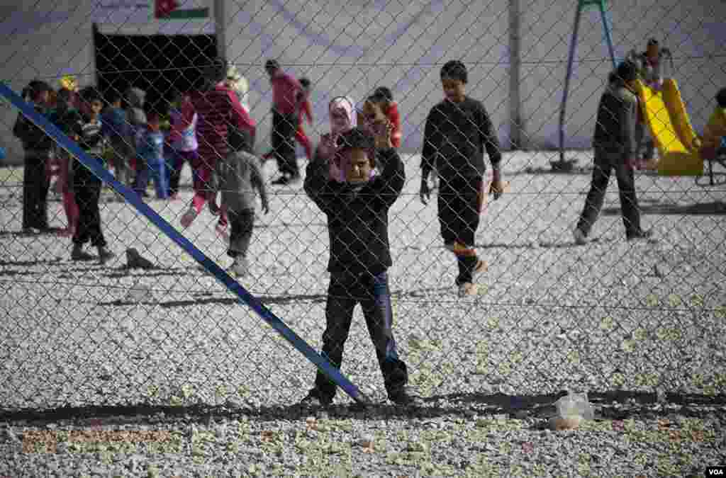 Children play at the Za'tari refugee camp on the Jordan-Syria border, November 15, 2012. (Y. Weeks/VOA)