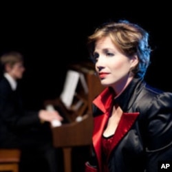 Lindsay Sutherland Boal trained in opera, but switched gears to become a cabaret singer.