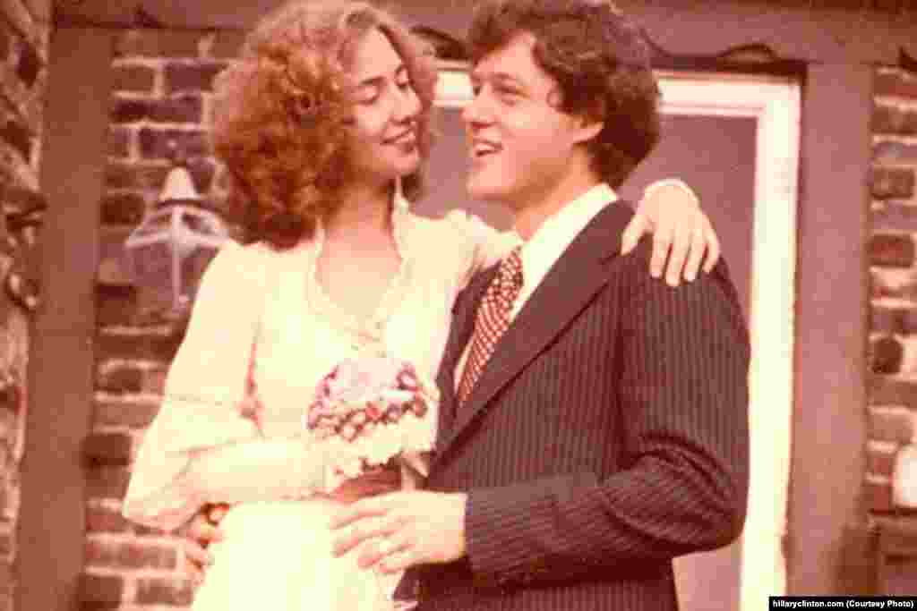 On October 11, 1975, Hillary married Bill in a small ceremony in Fayetteville, Arkansas. (hillaryclinton.com)