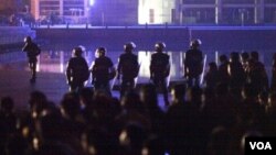 Polisi anti-huru-hara berjaga-jaga di depan gedung pemerintahan di Zhili setelah protes melanda kota ini, Kamis (27/10).